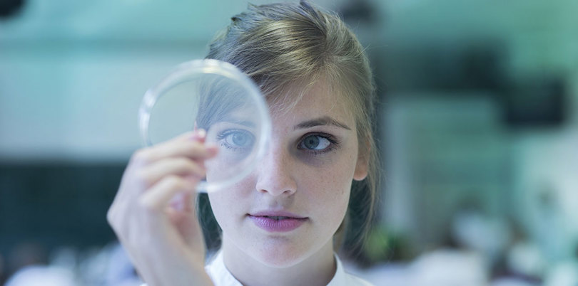 woman-analyzing