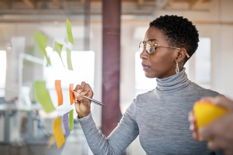 woman-using-sticky-notes