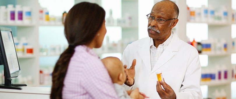 pharmacist-giving-advice